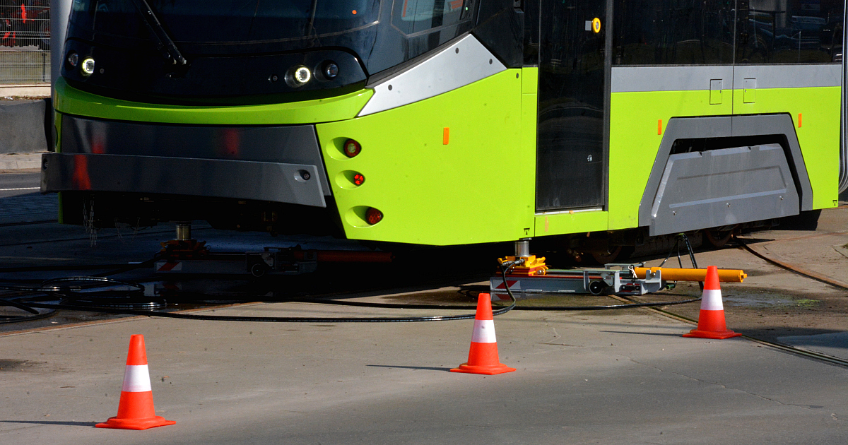 Zderzenie samochodu z tramwajem w Olsztynie. Kolizję